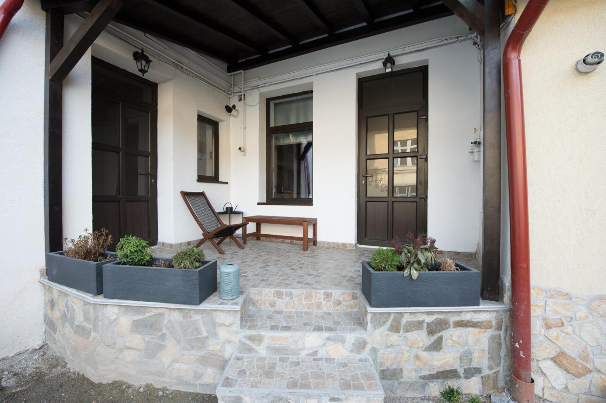 Lovely Brasov Flat With Patio And Mountain Views Exterior photo