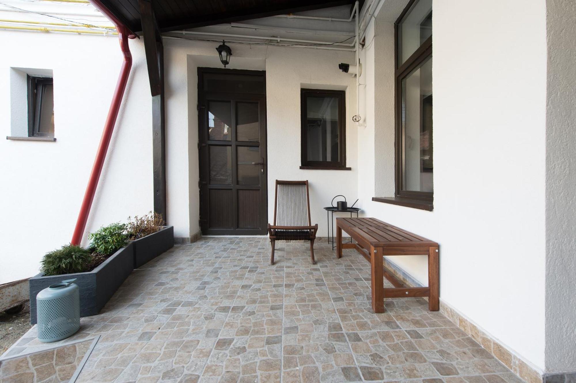 Lovely Brasov Flat With Patio And Mountain Views Apartment Exterior photo